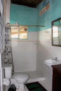 a bathroom with a toilet and a sink at Descanso en el Campo in Cali