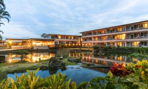 un hotel con un estanque frente a él en SCP Hilo Hotel, en Hilo