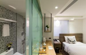 Katil atau katil-katil dalam bilik di Lan Kwai Fong Garden Hotel