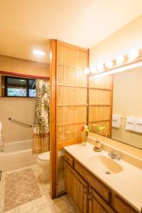 Bathroom sa Hale Mauna Loa Upper Level with shared Hot Tub