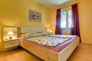 um quarto com uma cama e uma janela com cortinas roxas em Apartments Puntica em Ližnjan mais 37 fotografias