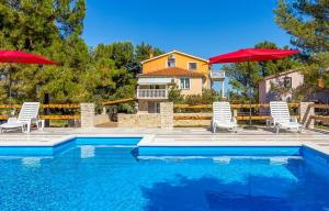Bassein majutusasutuses Apartments Puntica või selle lähedal