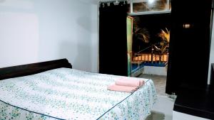 a bedroom with a bed with a pink towel on it at Bella Vista condominio in Canoas De Punta Sal