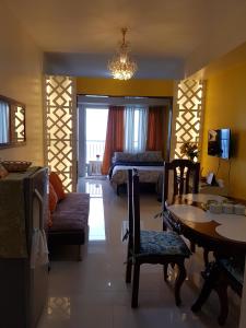 een woonkamer met een eettafel en een woonkamer bij Taal Room in Tagaytay