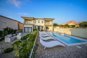 Basen w obiekcie Sunset Deluxe Villa lub w pobliżu