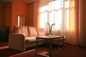 - un salon avec un canapé et une table dans l'établissement Spa & Wellness Hotel St. Moritz, à Mariánské Lázně