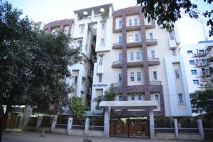 un edificio con una puerta delante de él en Swan Suites Madhapur, en Hyderabad