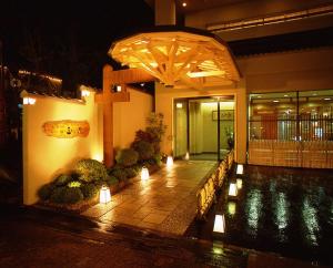 een gebouw met een zwembad met verlichting ervoor bij Takinoya Bekkan Tamanoyu in Noboribetsu
