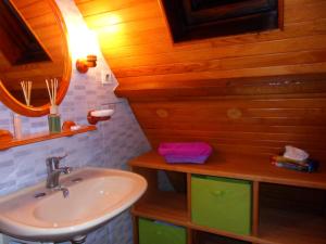 Neuville-lès-DieppeにあるMa petite normandeの洗面台と鏡のあるバスルーム +8枚の写真