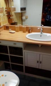 uma casa de banho com um lavatório e um WC em Val Gardena 1 em Puy-Saint-Vincent