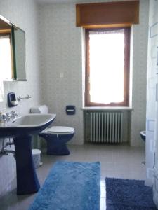 アントロにあるAlloggio turistico La Condemine VDA Introd CIR 0001のバスルーム(洗面台、トイレ付)、窓が備わります。