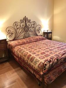 Una cama con edredón en un dormitorio en Alloggio turistico La Condemine VDA Introd CIR 0001, en Introd