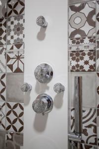 バレンシアにあるJardines del Turia - Espacioso apartamentoのタイル張りの壁のバスルーム(シャワー付)
