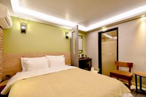 Postel nebo postele na pokoji v ubytování Ulsan Hotel 109