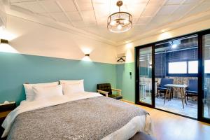 Postel nebo postele na pokoji v ubytování Ulsan Hotel 109