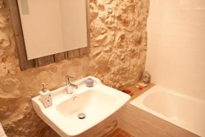 A bathroom at Can 28