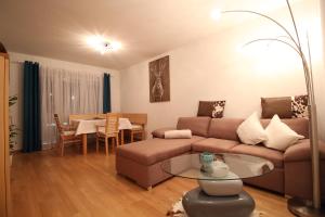 ein Wohnzimmer mit einem Sofa und einem Tisch in der Unterkunft Pearl Royale in Garmisch-Partenkirchen