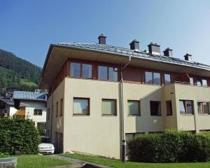 un gran edificio con muchas ventanas. en Almliesl ZELL-232 en Zell am See