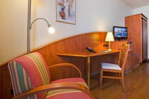 a room with a table and a desk with a chair at 1, 2, sleep Boardinghouse Unterschleißheim Zentrum in Unterschleißheim
