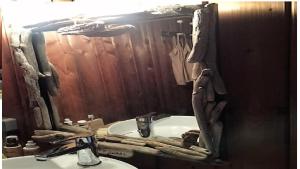 y baño con lavabo y espejo. en Tente Lodge Bord de Mer, en Coti-Chiavari