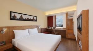 TV a/nebo společenská místnost v ubytování Ibis Chennai OMR - An Accor Brand