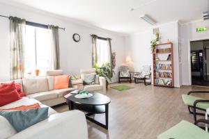 uma sala de estar com um sofá e uma mesa em Brukshotellet Roma B&B em Romakloster