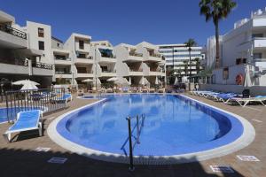 בריכת השחייה שנמצאת ב-Hotel-Apartamentos Andorra או באזור