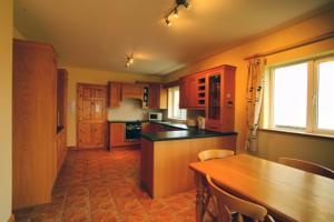 Kjøkken eller kjøkkenkrok på Doonbeg Holiday Homes