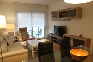 Televízia a/alebo spoločenská miestnosť v ubytovaní Apartaments Centre Figueres
