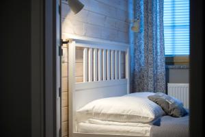 シュクラルスカ・ポレンバにあるApartament Lokumのベッドルーム1室(白いヘッドボード付きのベッド1台、窓付)