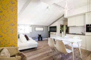 cocina y sala de estar con mesa blanca y sillas en Alcala 99, en Madrid