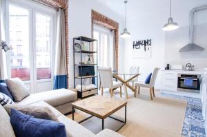 een woonkamer met een bank en een tafel bij Minty Stay - Espoz y Mina in Madrid