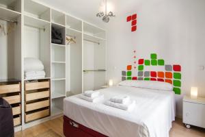 Dormitorio con cama grande y cabecero colorido en Rodas 6 en Madrid