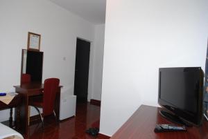TV i/ili multimedijalni sistem u objektu Hotel Evropa