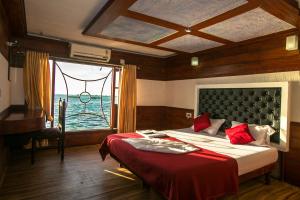 Harmony Houseboats客房内的一张或多张床位
