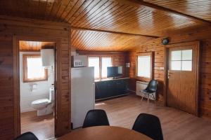 Habitación con nevera y aseo en una cabaña en Camping & Bungalows Ligüerre de Cinca, en Ligüerre de Cinca