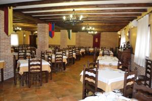 A restaurant or other place to eat at La Posada de Rosa