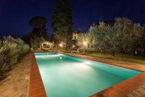 ルッカにあるVilla Belvedere Fiorellaの夜間の裏庭のスイミングプール