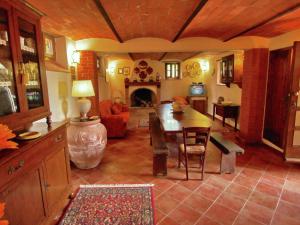 sala de estar con mesa y chimenea en Belvilla by OYO Casale le Capanne, en Cortona