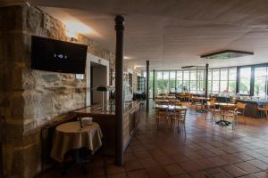 Un restaurante con mesas y sillas en una habitación. en Camping & Bungalows Ligüerre de Cinca, en Ligüerre de Cinca