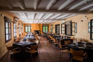 Un restaurante o sitio para comer en Camping & Bungalows Ligüerre de Cinca