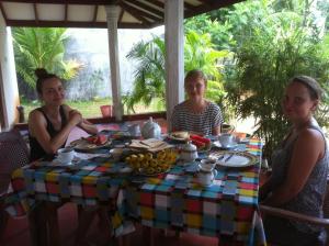Makanan di atau berdekatan rumah tamu ini