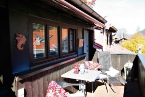 Ein Balkon oder eine Terrasse in der Unterkunft Alpenflair Ferienwohnungen Whg 214 "Schanzenblick"