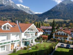 eine Luftaufnahme eines Dorfes mit Bergen im Hintergrund in der Unterkunft Alpenflair Ferienwohnungen Whg 214 "Schanzenblick" in Oberstdorf