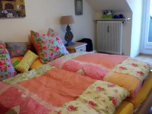 Ein Bett oder Betten in einem Zimmer der Unterkunft Alpenflair Ferienwohnungen Whg 214 "Schanzenblick"