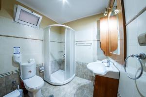 uma casa de banho com um chuveiro, um WC e um lavatório. em Zante Bay Studios em Laganas