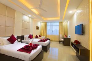 Un televizor și/sau centru de divertisment la Landmark Pallavaa Beach Resorts Mahabalipuram