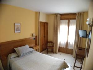 Ένα ή περισσότερα κρεβάτια σε δωμάτιο στο Hostal Don Jaime I y II