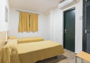 Postel nebo postele na pokoji v ubytování Albergue Inturjoven Punta Umbría