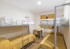 Postel nebo postele na pokoji v ubytování Albergue Inturjoven Punta Umbría